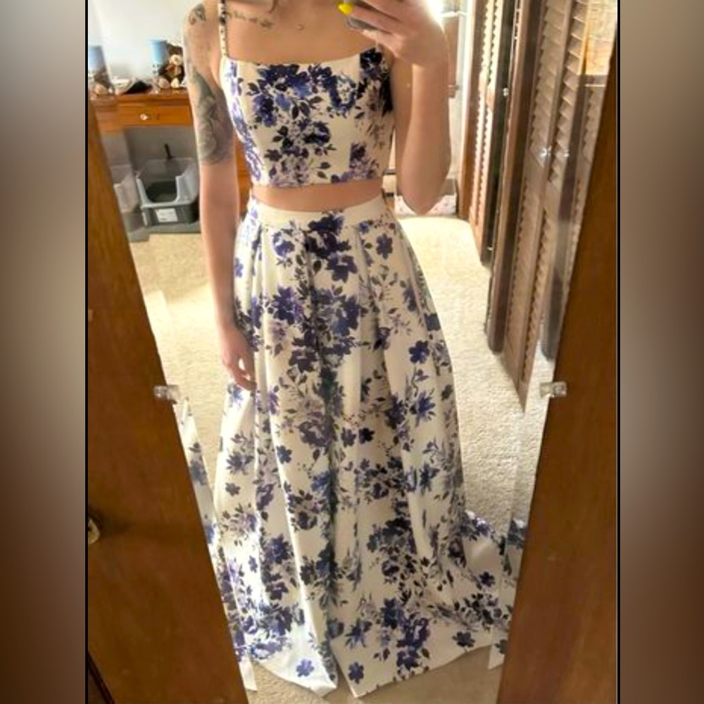 Size 0, two piece Milano Formals dress. Has pockets.